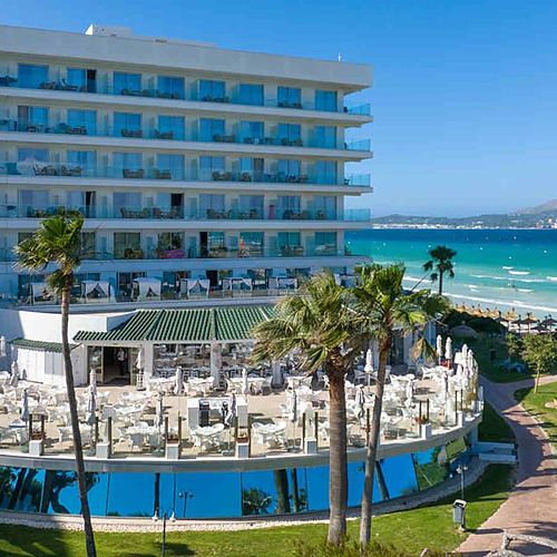 Hotel moderno con piscina infinita, palmeras y vista al mar Playa Esperanza Resort.