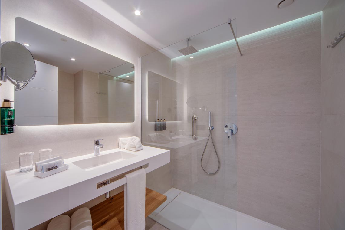 Amplio baño moderno con ducha y lavabo, ideal para Playa Esperanza Resort.