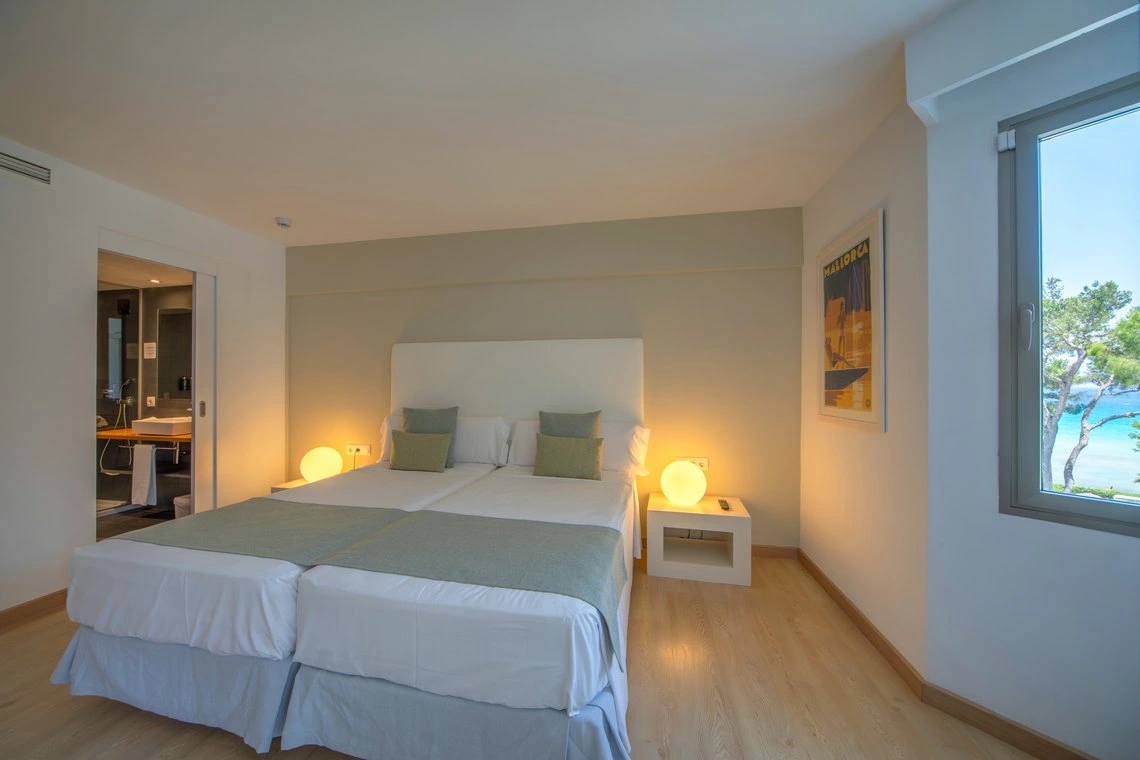 Habitación doble con vistas al mar y cuadro de Playa Esperanza Resort.
