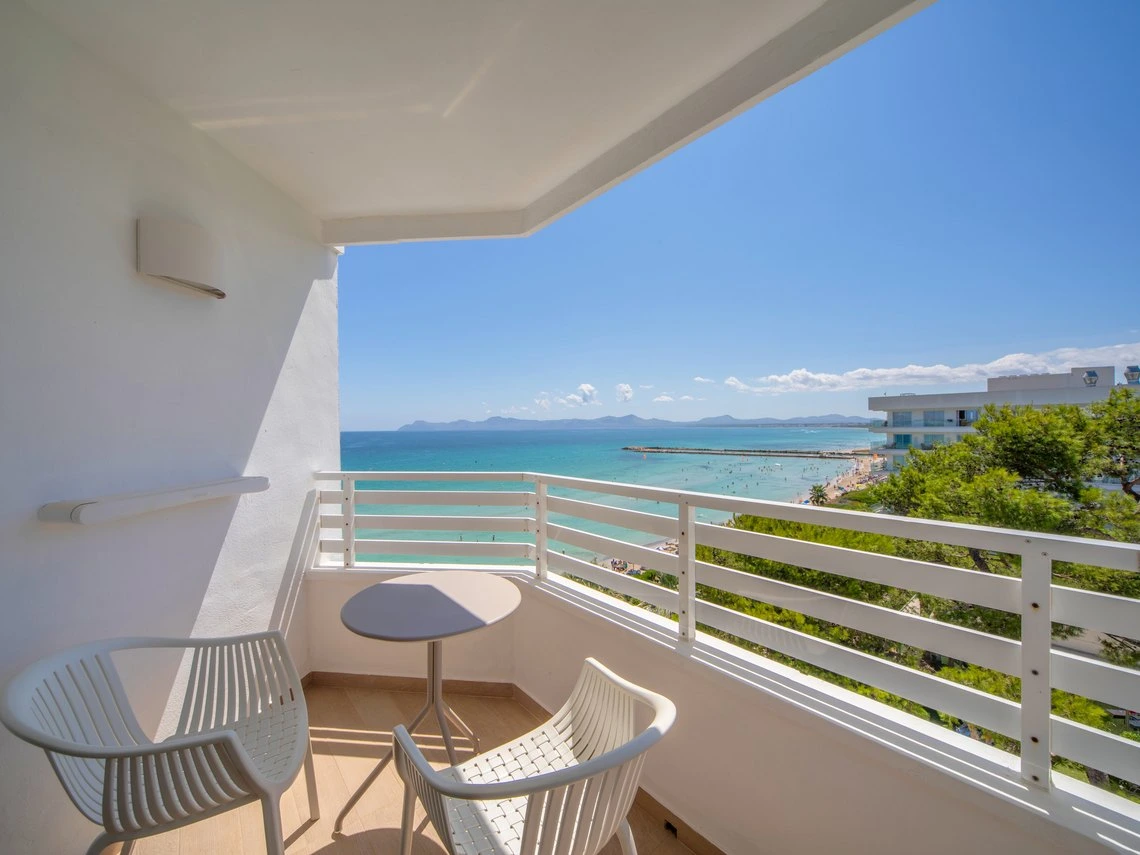 Balcón con vistas al mar, ideal para Playa Esperanza Resort.