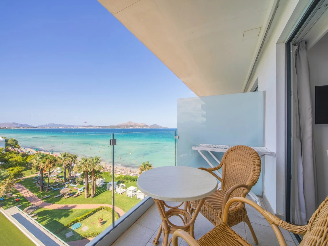 Balcón con vista al mar Playa Esperanza Resort, ideal para relajarse.