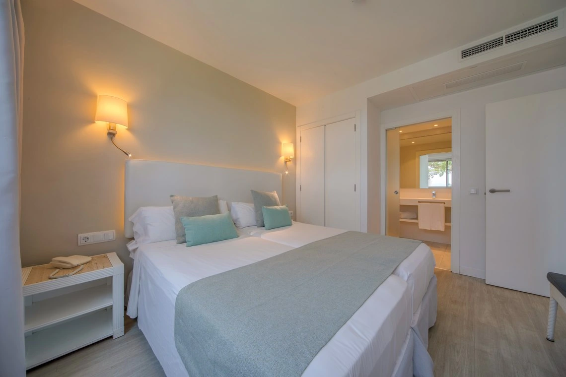 Habitación doble con baño en suite y Playa Esperanza Resort. Ambiente acogedor.