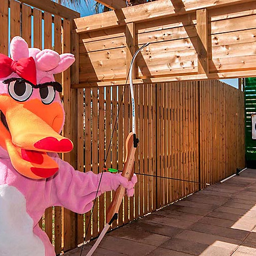 Pato rosa con arco y flecha enPlaya Esperanza Resort de hotel.