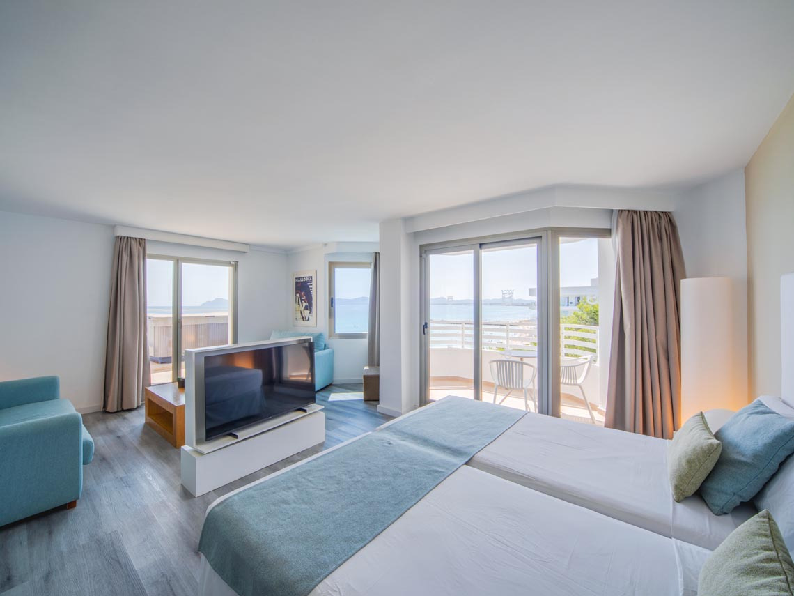 Habitación de hotel con vistas al mar, dos camas, TV y balcón. Playa Esperanza Resort
