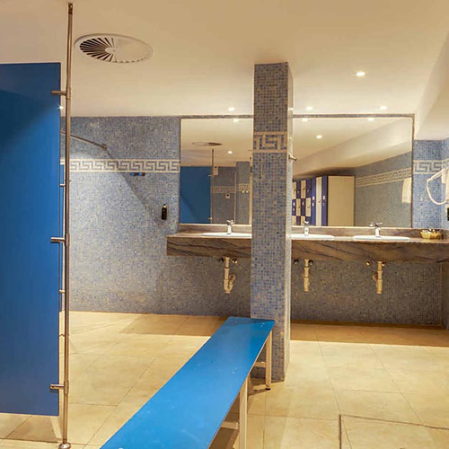 Baños de hotel con duchas, lavabos y casilleros. Playa Esperanza Resort