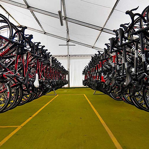 Playa Esperanza Resort: Alquiler de bicicletas en el hotel, bicicletas de carreras rojas y negras, almacenamiento en interiores.