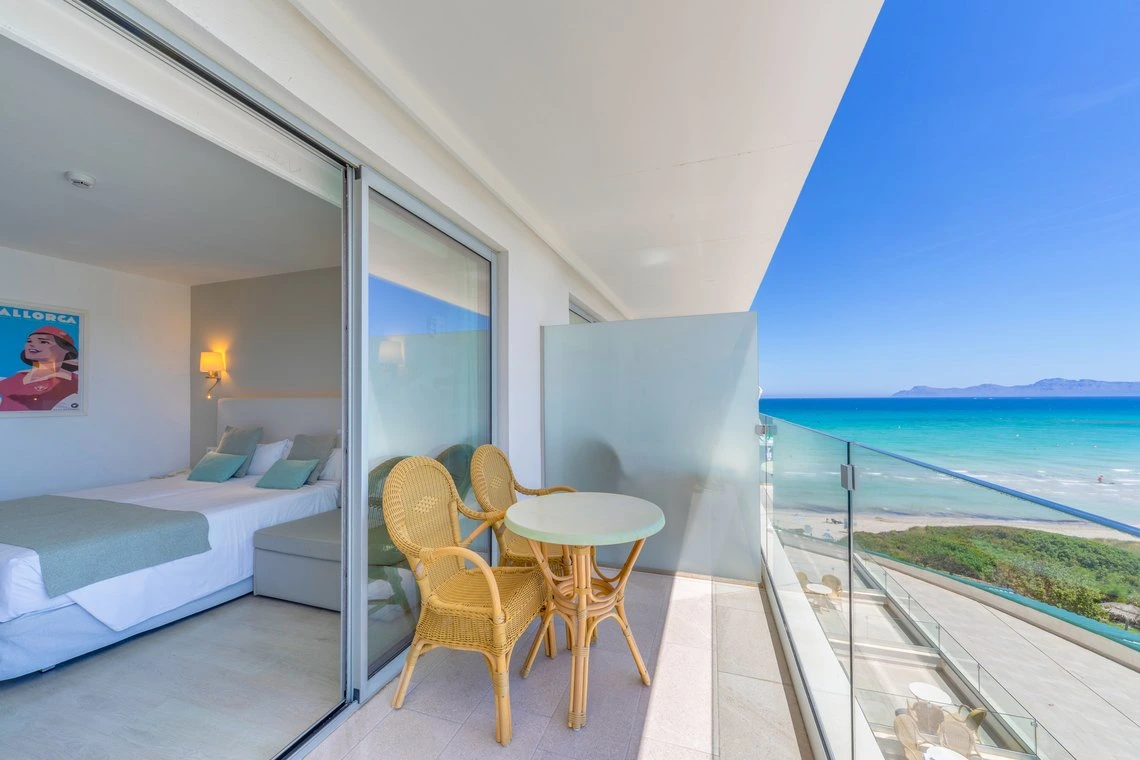 Playa Esperanza Resort: balcón con vista al mar y habitación de hotel con cama confortable.
