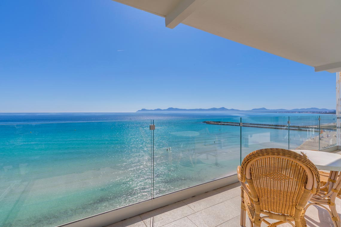 Vista al mar desde balcón amueblado, ideal para Playa Esperanza Resort.