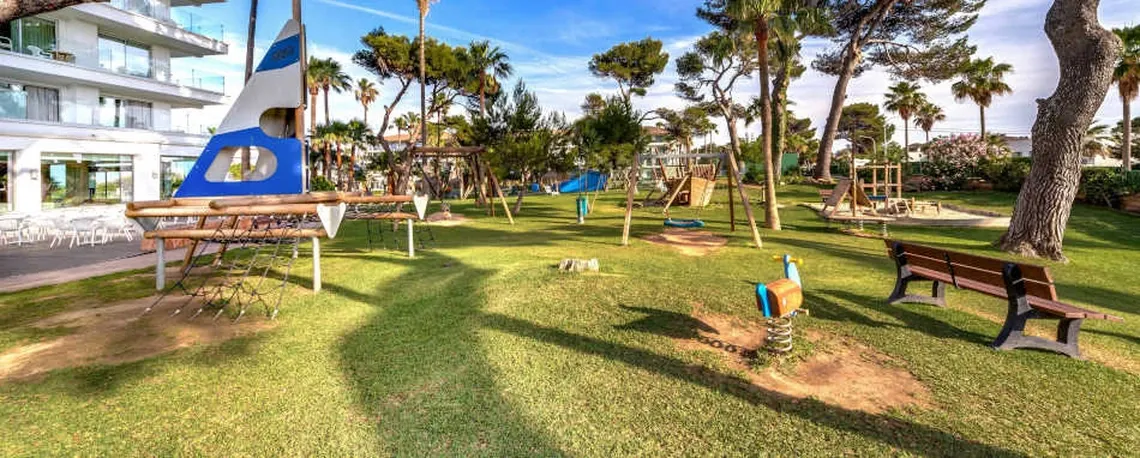 Parque infantil del hotel con tobogán y columpios, ideal para familias. Playa Esperanza Resort