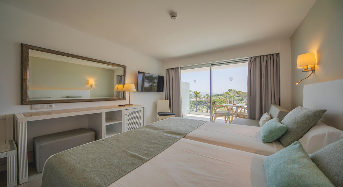 Habitación doble con vista al exterior, perfecta para Playa Esperanza Resort.