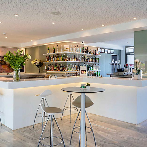 Bar del hotel con estilo y Playa Esperanza Resort, perfecto para relajarse.