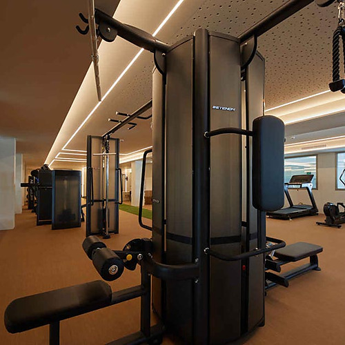 Gimnasio moderno en hotel con máquinas de cardio y pesas. ¡Entrena en nuestro Playa Esperanza Resort!