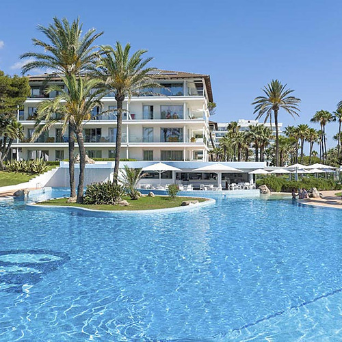 Playa Esperanza Resort: Piscina y resort de lujo con palmeras y habitaciones con balcón.