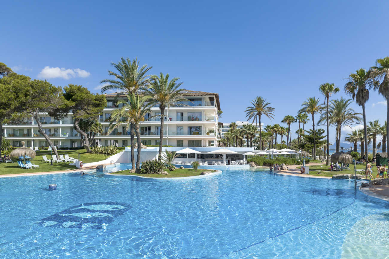 Resort con piscina infinita y palmeras. Playa Esperanza Resort ideal para vacaciones.
