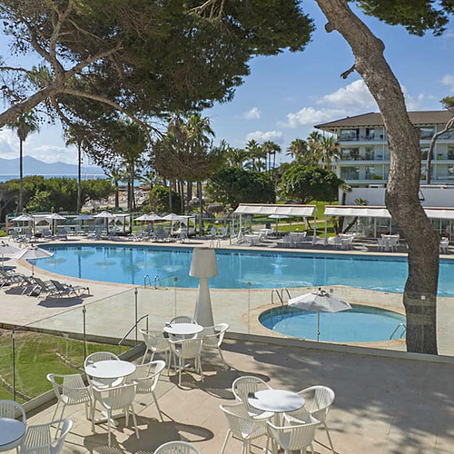 Terraza con piscina y vistas al mar en Playa Esperanza Resort.