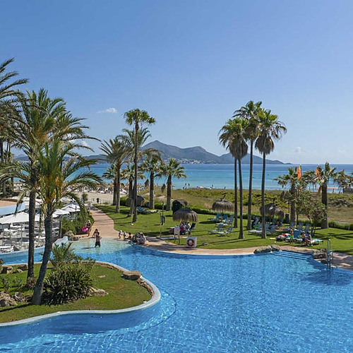 Vista de resort tropical con piscina y playa Playa Esperanza Resort.