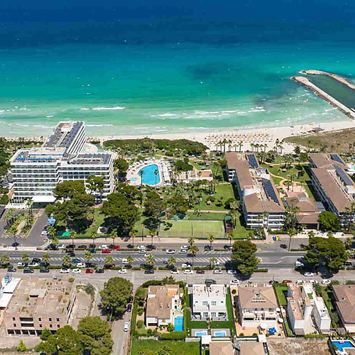 Hotel en primera línea de playa con piscinas y vistas al mar. Playa Esperanza Resort.