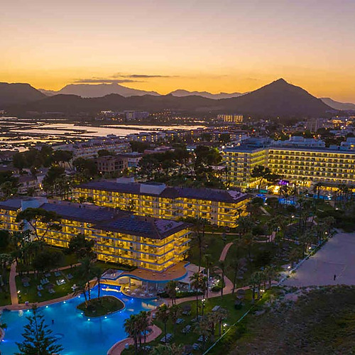 Playa Esperanza Resort: resort costero al atardecer con piscina y playa en Mallorca