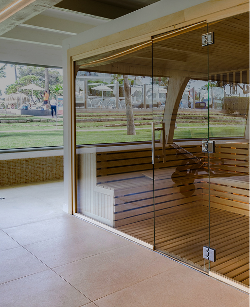 Sauna de cristal para relajarse con vistas a la piscina, el lugar perfecto para Playa Esperanza Resort.