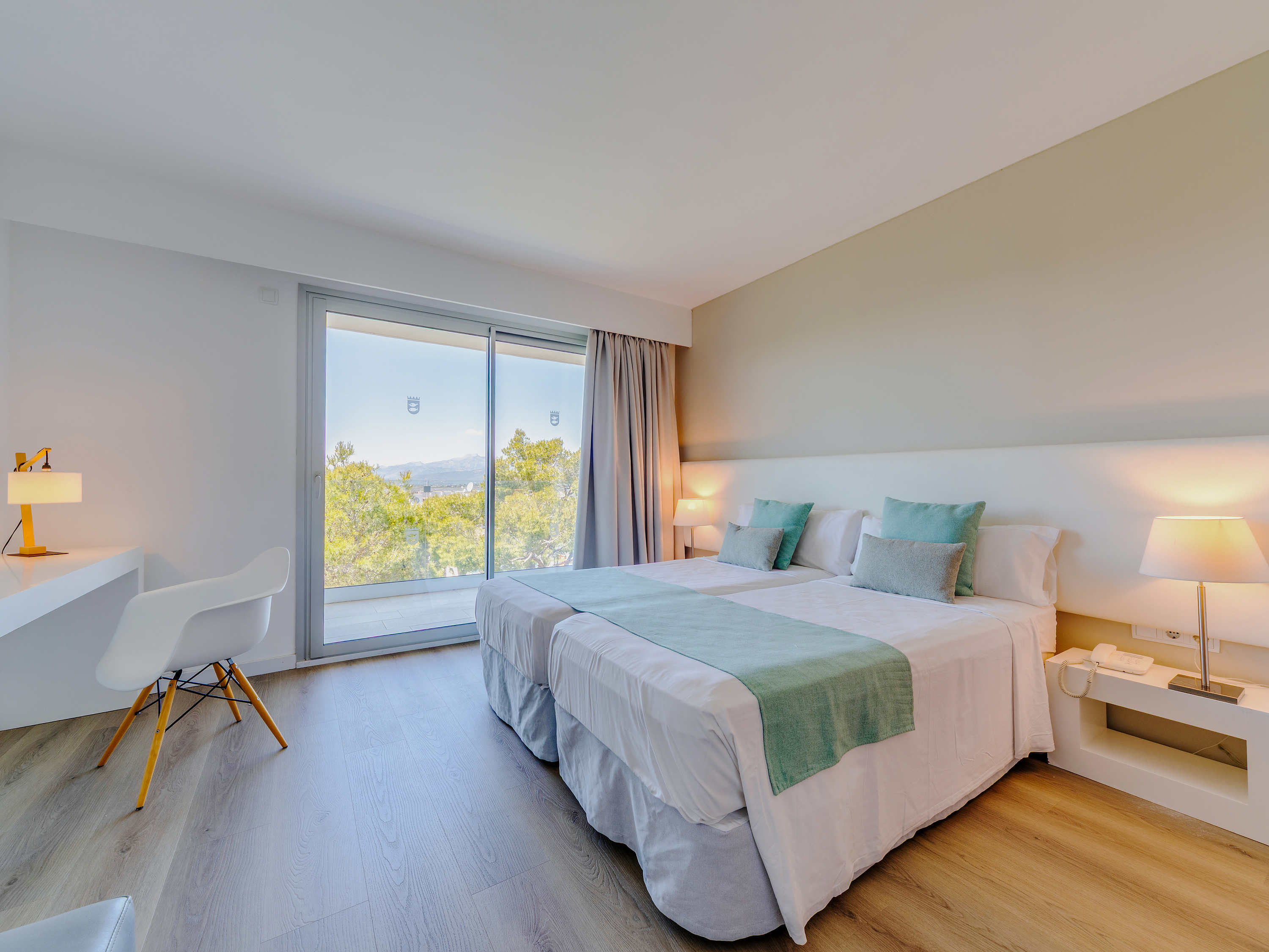 Playa Esperanza Resort: Habitación de hotel moderna con dos camas, escritorio y balcón con vistas.