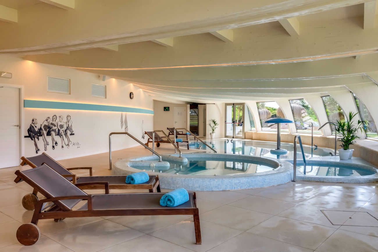 Hidroterapia en el spa del hotel, Playa Esperanza Resort con tumbonas y piscinas interiores.
