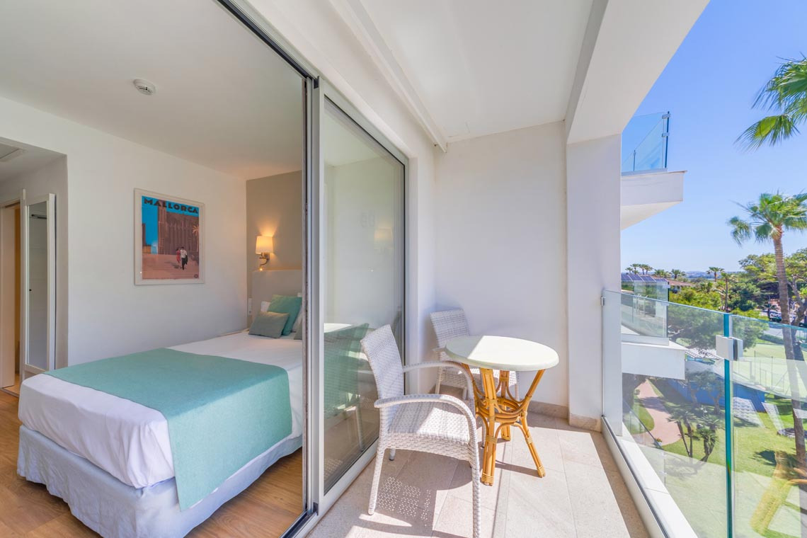 Habitación de hotel con balcón y vista a Playa Esperanza Resort.