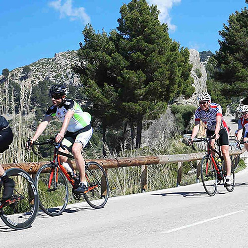 Ciclistas subiendo una carretera montañosa, ideal para Playa Esperanza Resort.