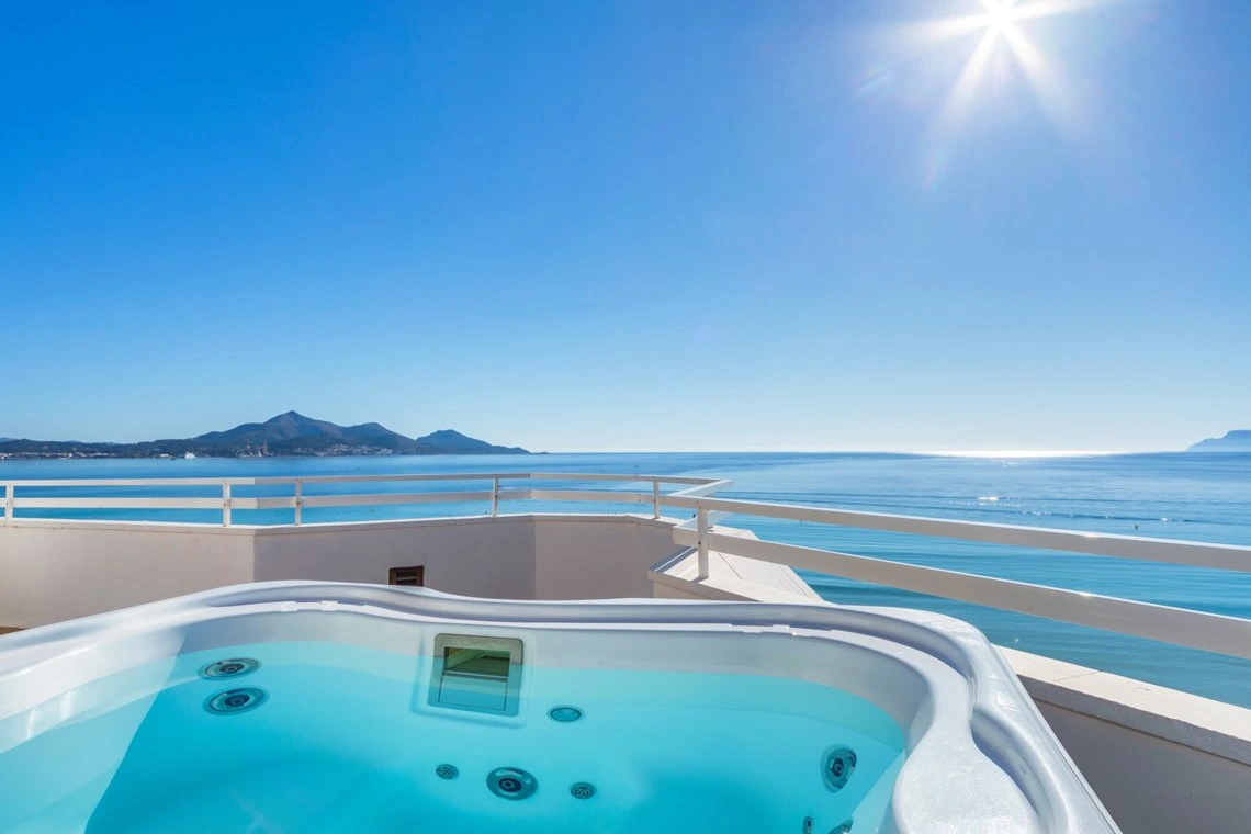 Jacuzzi exterior con vistas al mar, perfecto para un Playa Esperanza Resort de lujo.
