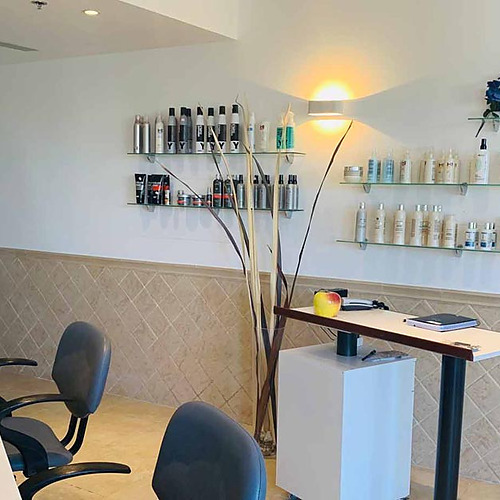 Peluquería con secador de casco, sillas y productos de estilismo. Playa Esperanza Resort