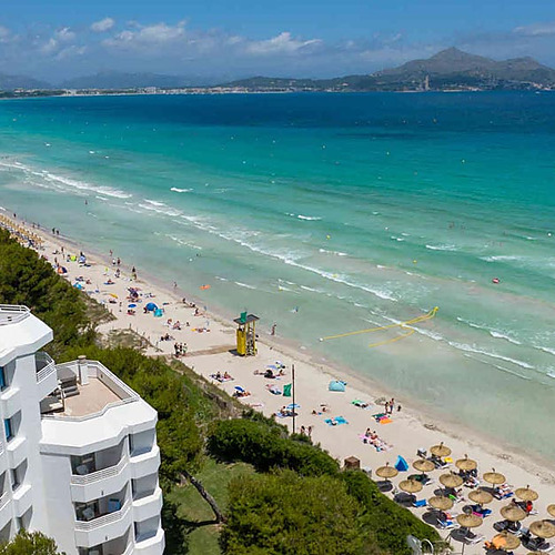 Playa Esperanza Resort: hotel con vistas al mar y playa de arena blanca.