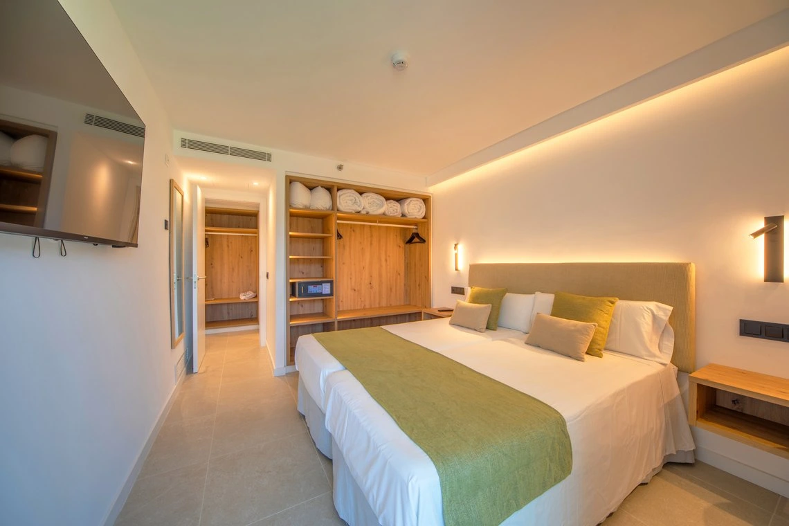 Habitación doble cómoda con vista a armario y Playa Esperanza Resort, ideal para un descanso placentero.