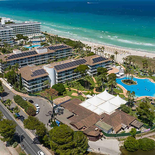 Vista aérea del hotel con piscina y acceso directo a la playa. Playa Esperanza Resort
