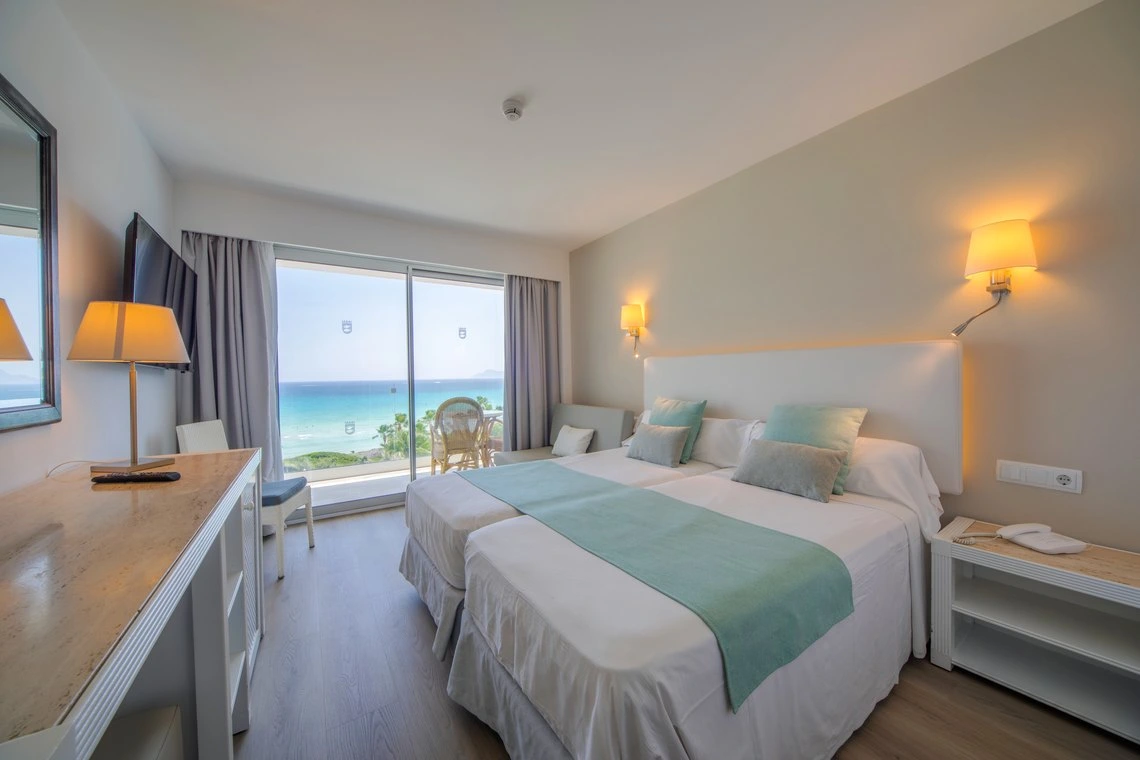 Habitación de hotel con dos camas y vista al mar Playa Esperanza Resort.