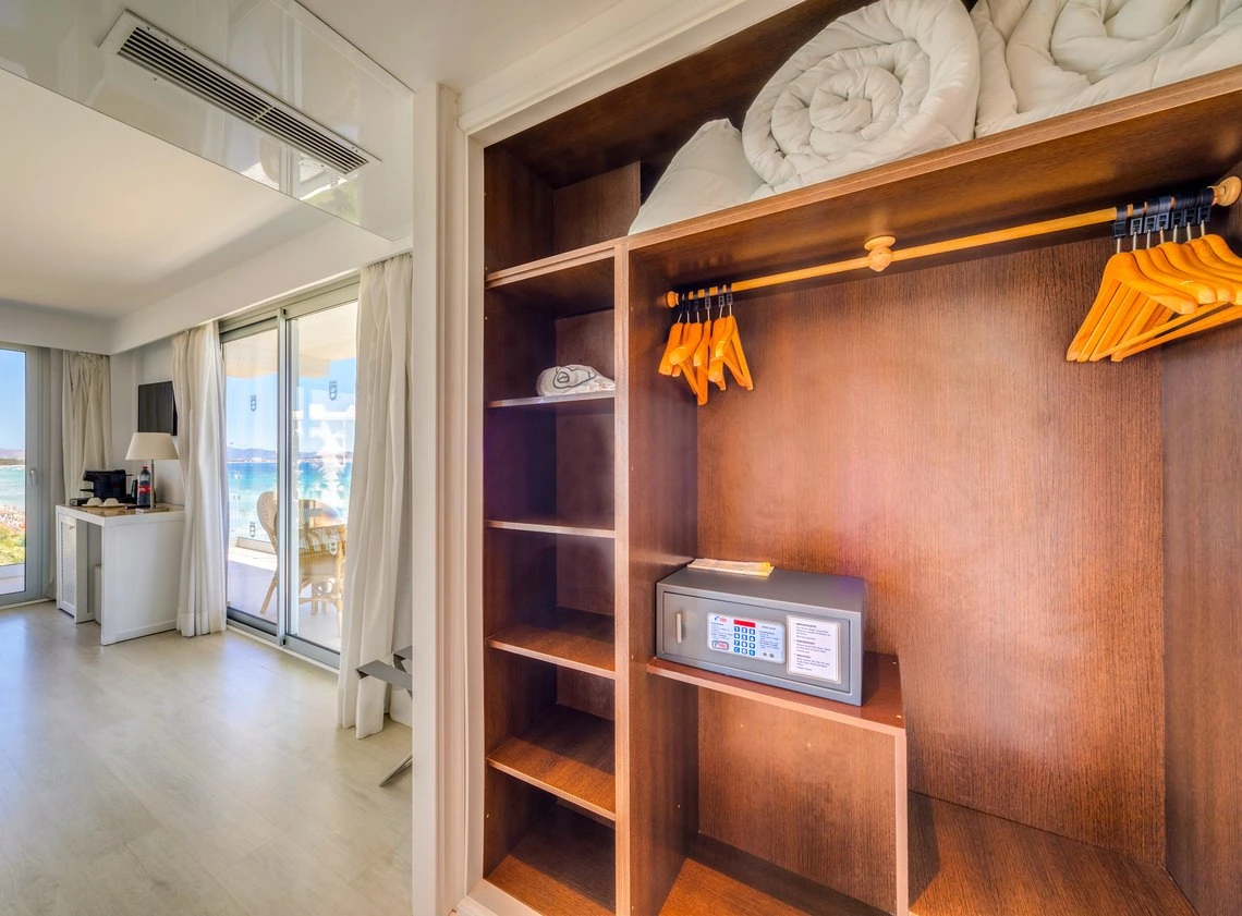 Armario de habitación de hotel con cajas fuertes y perchas, vistas al mar Playa Esperanza Resort.