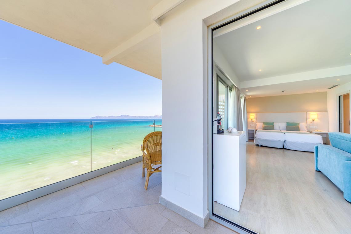 Habitación de hotel con balcón y vista al mar Playa Esperanza Resort