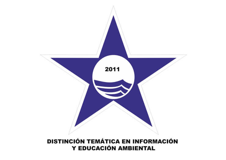 Distinción temática en información y educación ambiental, logo de una estrella azul con Playa Esperanza Resort y olas.