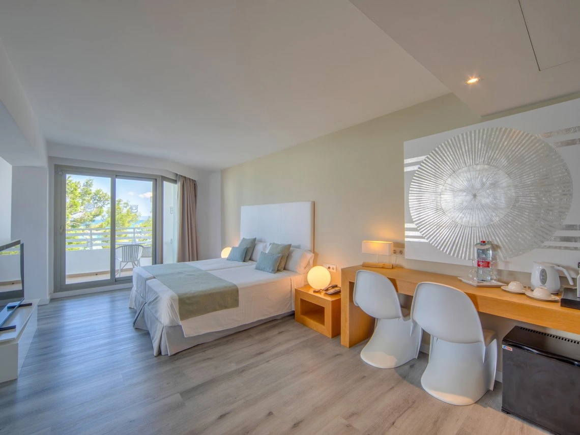 Habitación doble moderna con vistas al mar, balcón y escritorio. Playa Esperanza Resort
