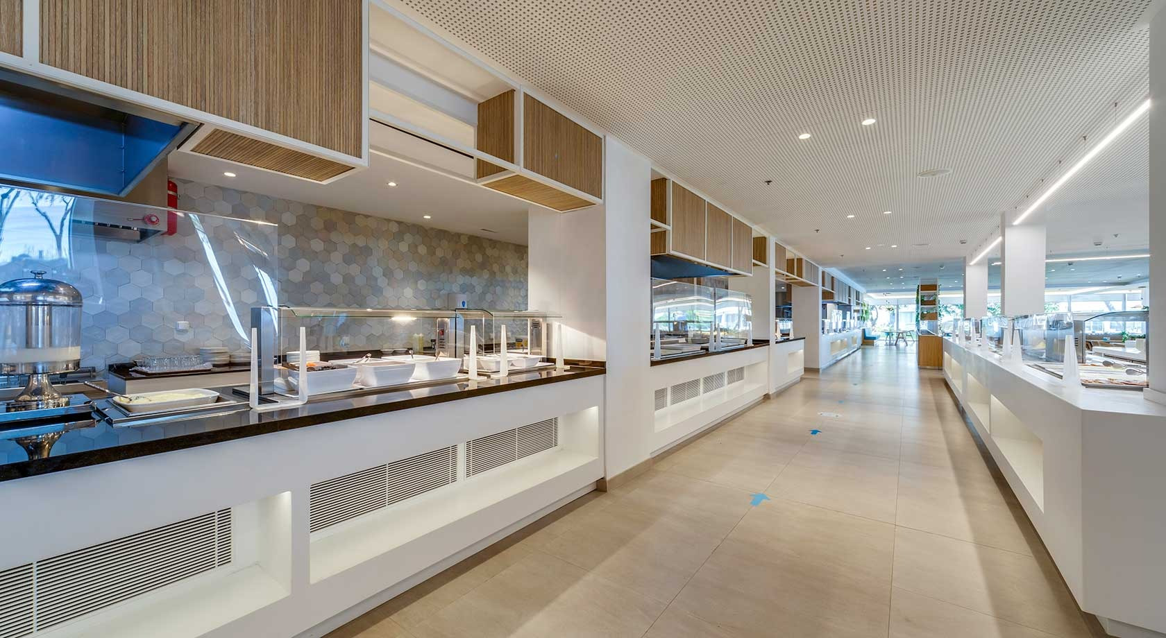 Buffet del hotel con comida variada y mesas limpias. Playa Esperanza Resort
