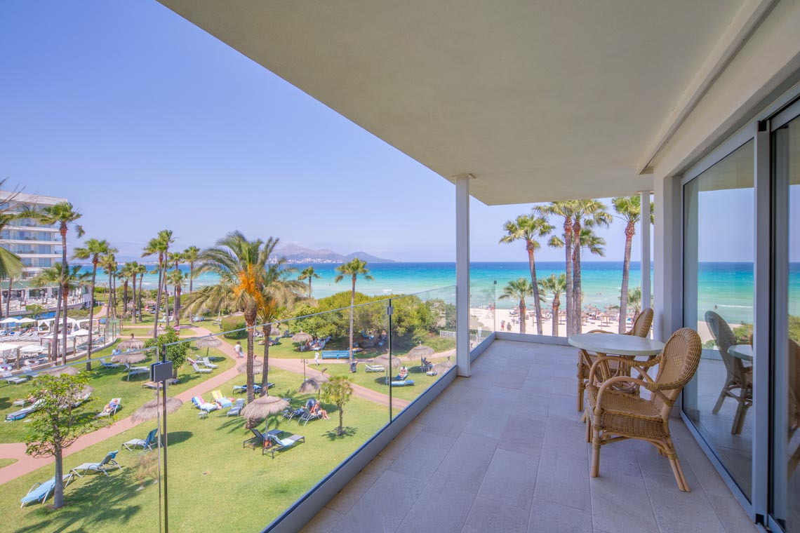 Terraza con vistas al mar y palmeras, perfecta para un Playa Esperanza Resort de ensueño.