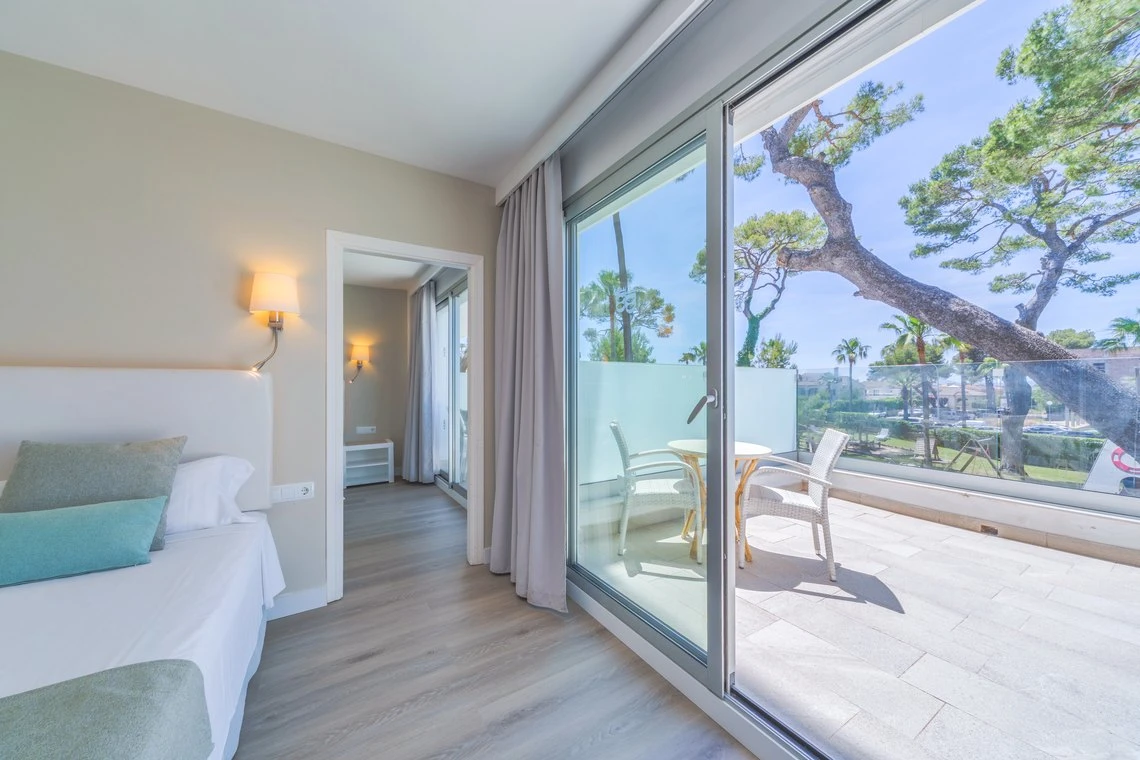 Habitación con balcón y vistas al exterior, ideal para Playa Esperanza Resort.