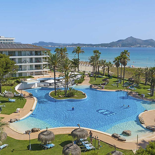 Piscina Playa Esperanza Resort de resort tropical con vistas al mar y montañas.