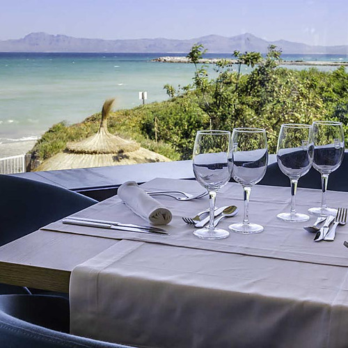 Comedor con vistas al mar, ideal para una experiencia gastronómica Playa Esperanza Resort.