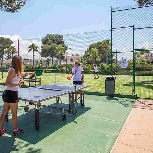 Pista de pádel y tenis de mesa en hotel. Playa Esperanza Resort para actividades.