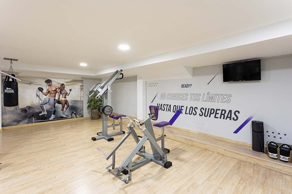 a gym with a sign that says ready no conoces tus limites hasta que los superas