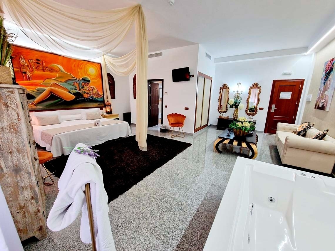 una habitación de hotel con una cama y un jacuzzi