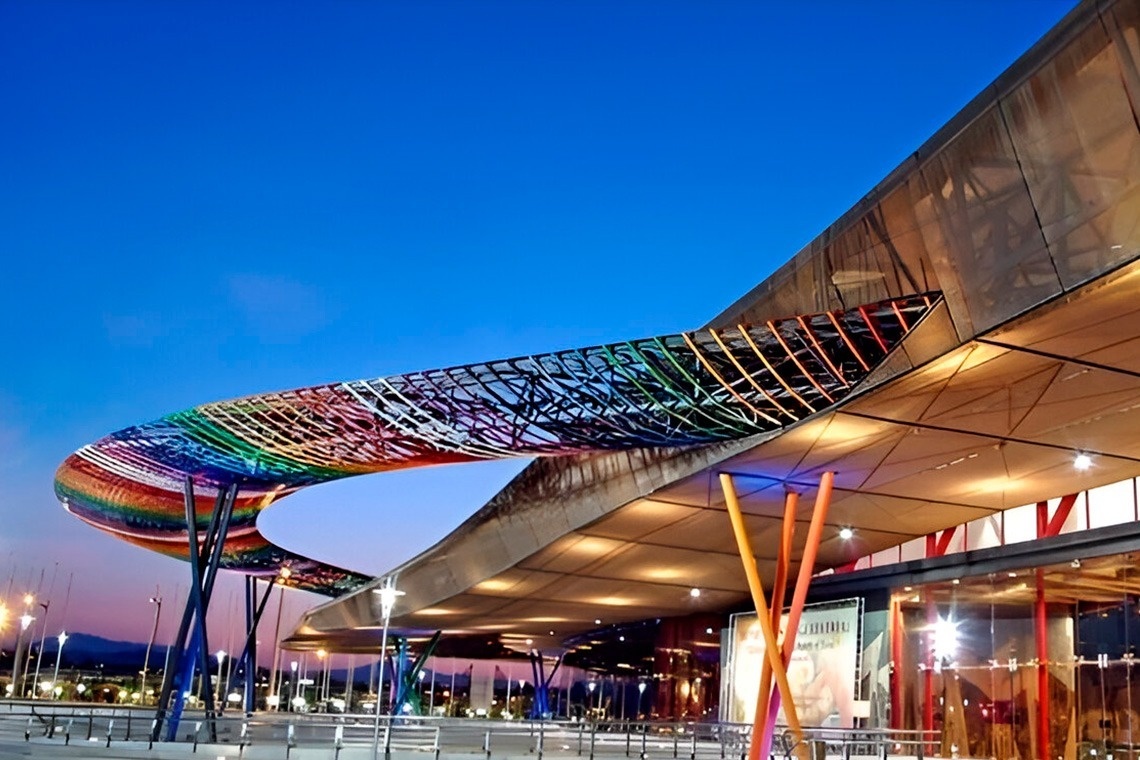 un edificio con un arco iris de colores en el techo