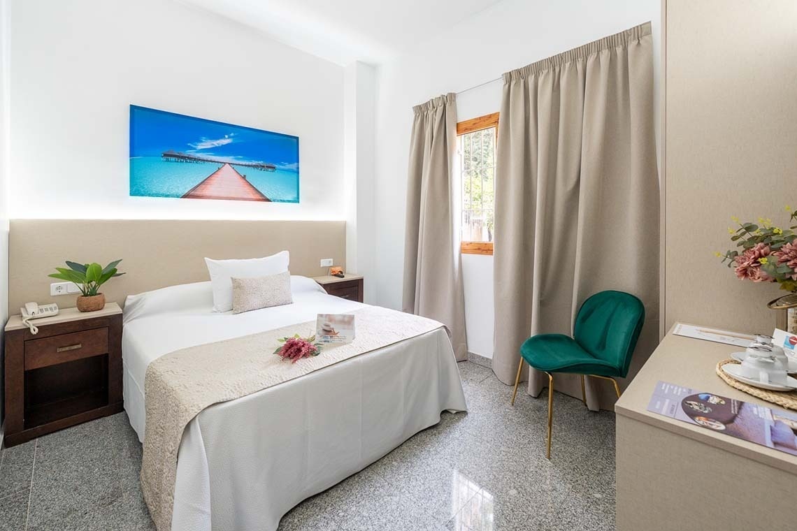 una habitación de hotel con una cama y una silla