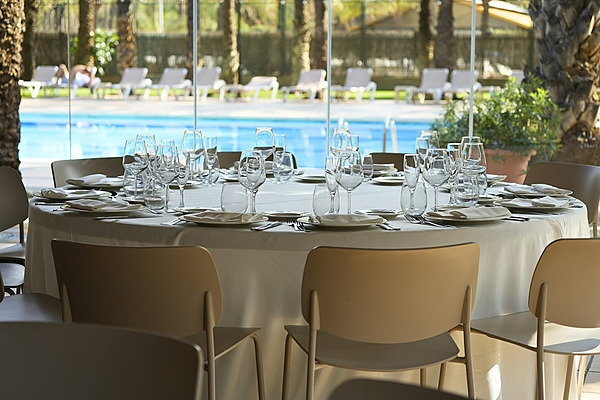 Port Hotels: Eventos corporativos junto a la piscina. Mesas listas para banquetes.