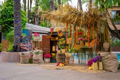 una tienda decorada con sacos de café y flores - 