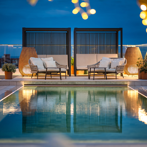 una piscina rodeada de muebles y luces de navidad